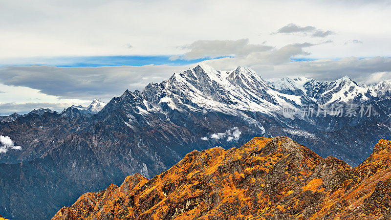 在尼泊尔的梅拉峰徒步旅行路线上，从极地Kharka到Zatrwa la Pass的Lukla徒步路线上的喜马拉雅山脉景观。